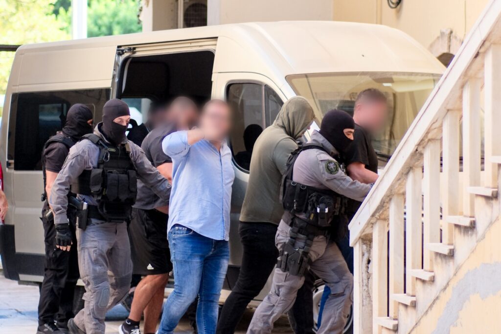 Μαφία στην Κρήτη: Απολογούνται σήμερα οι πρώτοι 17 – Τους περίμεναν οι συγγενείς τους [Εικόνες