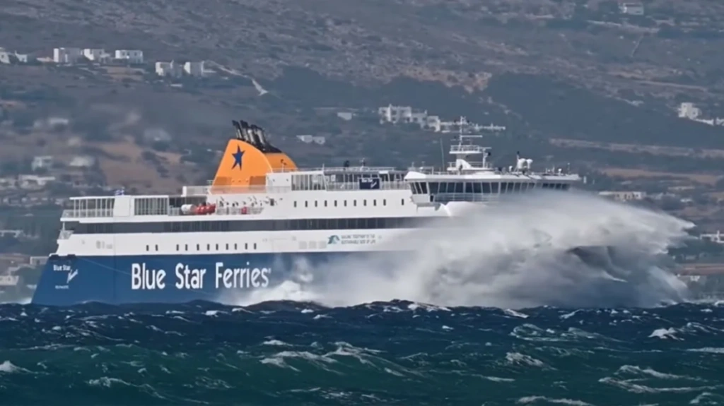 Blue Star Naxos: «Μάχη» με τα κύματα στο στενό Πάρου – Νάξου