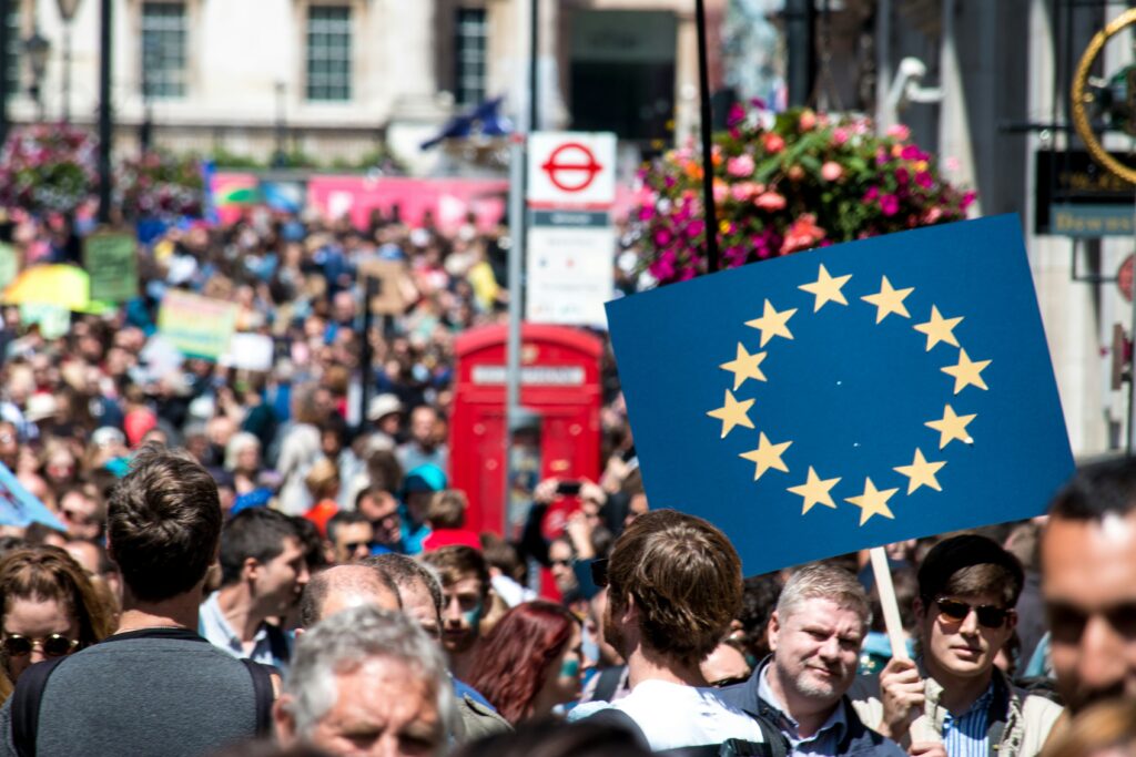 Bloomberg: Η Ευρώπη, αντιμέτωπη με πολλαπλές κρίσεις, βρίσκεται στα πρόθυρα του γκρεμού