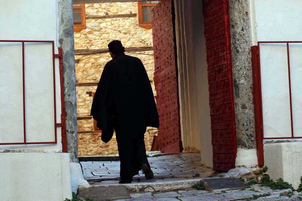 Καλάβρυτα: Χειροπέδες σε ηγούμενο που θα πουλούσε Ευαγγέλιο του 1.700 και βυζαντινές εικόνες για 200