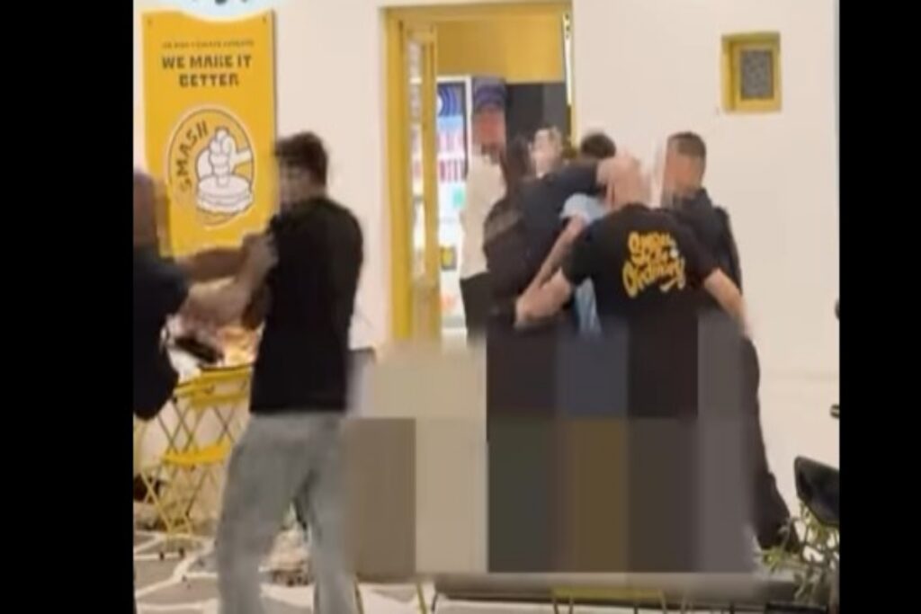 Σκηνές χάους στη Μύκονο: Συμπλοκή αστυνομικών με Ιταλούς τουρίστες έξω από κατάστημα [Βίντεο]