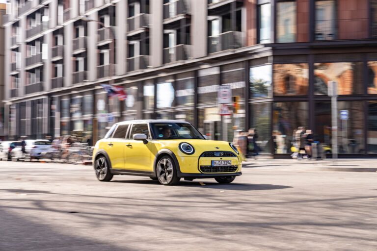 Το φθηνότερο 5-θυρο MINI έχει 156 ίππους και τιμή 26.950 ευρώ – Δες τον εξοπλισμό