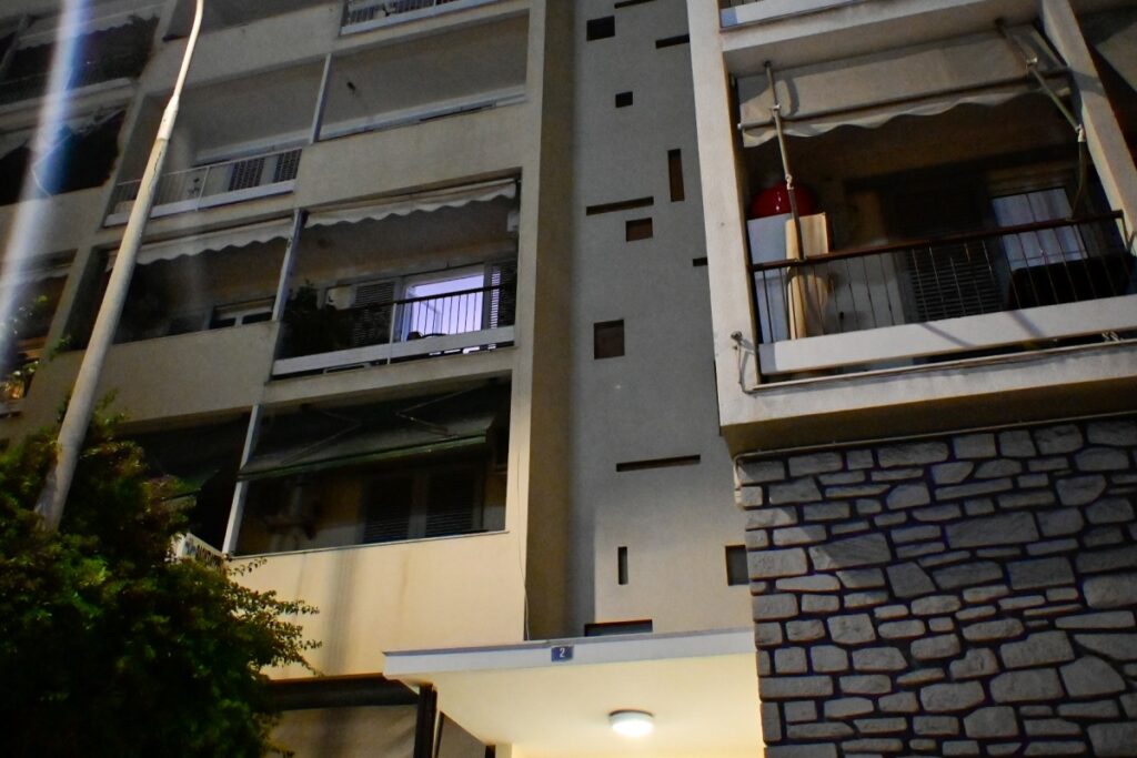 Πατήσια: «Όταν μπήκα σπίτι την είδα ξάπλα σε κώμα» λέει ο σύζυγος της 34χρονης που πέθανε στο διαμέρ