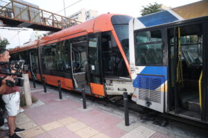 Τροχαίο στον Πειραιά: Ο οδηγός του λεωφορείου βρήκε λιπόθυμο τον συνάδελφό του στο τραμ