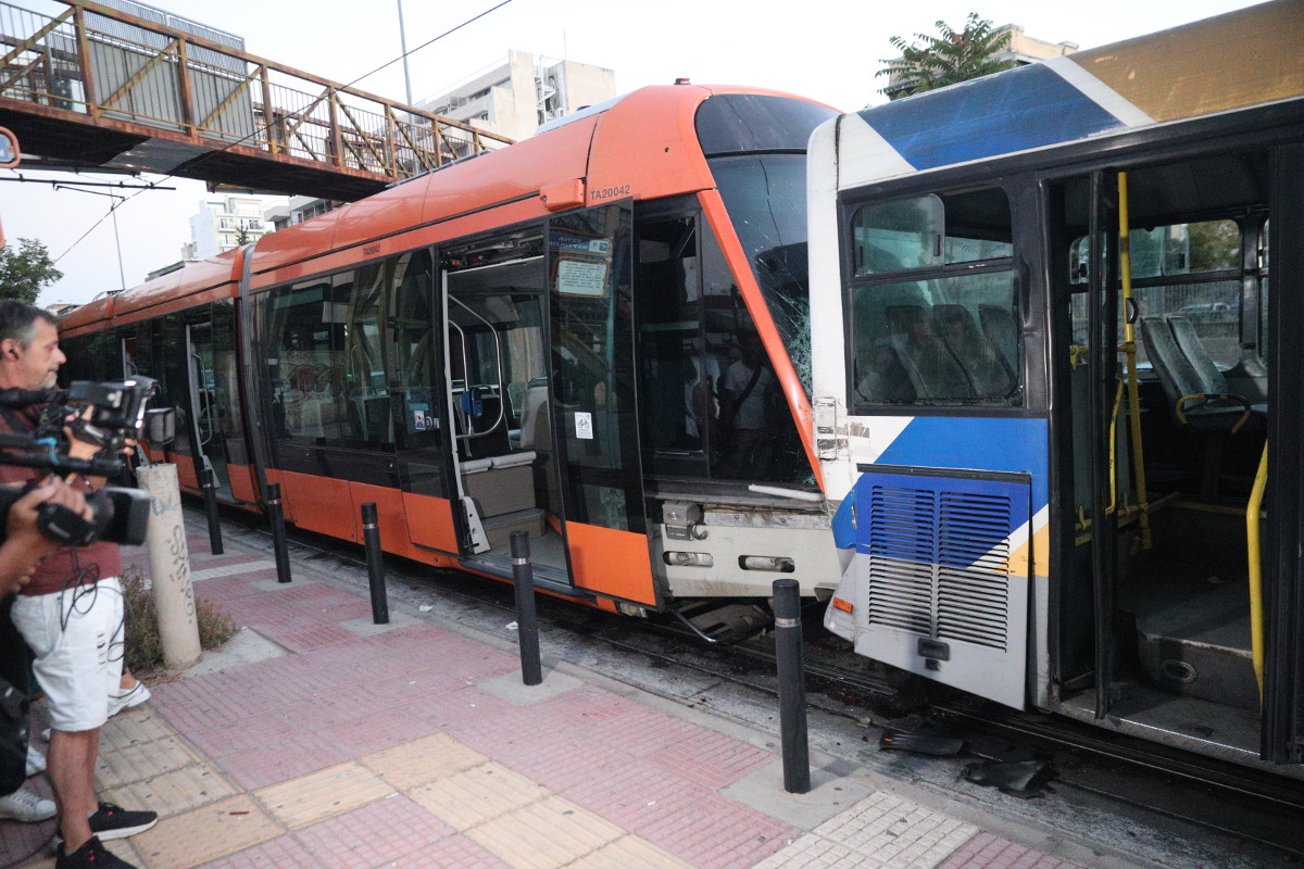 Τροχαίο στον Πειραιά: Ο οδηγός του λεωφορείου βρήκε λιπόθυμο τον συνάδελφό του στο τραμ