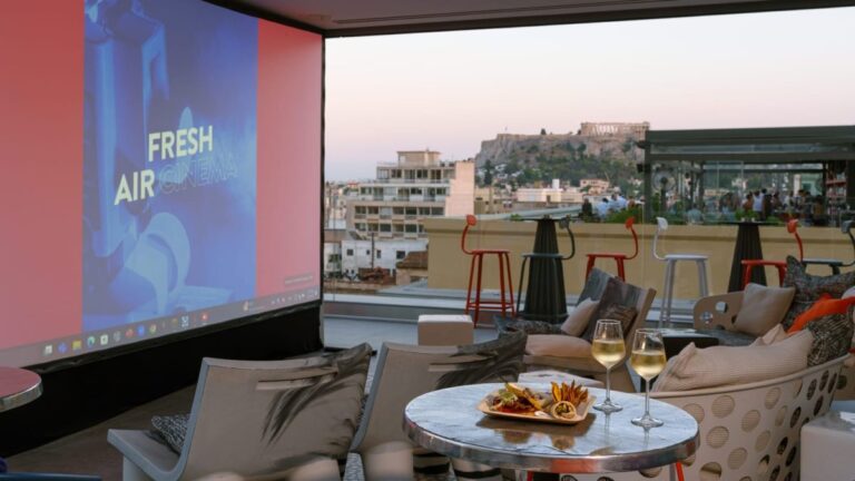 Το Fresh Hotel παρουσιάζει το “Fresh Air Cinema” – Ενα νέο θερινό σινεμά με θέα την Ακρόπολη!