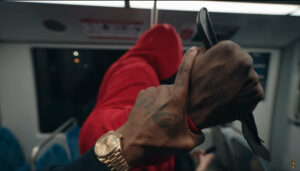 Γροθιά στο στομάχι το βιντεοκλίπ του ράπερ DaBaby: Από την δολοφονία του Φλόιντ στην Ιρίνα του μετρό [βίντεο]