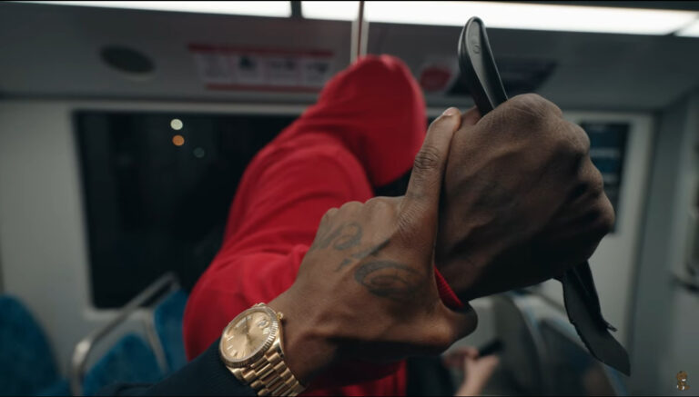 Γροθιά στο στομάχι το βιντεοκλίπ του ράπερ DaBaby: Από την δολοφονία του Φλόιντ στην Ιρίνα του μετρό [βίντεο]