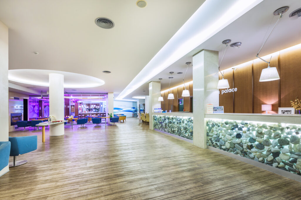 Poseidon Palace: Φιλοξενία, άνεση και απαράμιλλη θέα στο Αιγαίο.