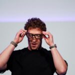 Meta: Νέα έξυπνα γυαλιά Ray-Ban με οθόνη και χειριστήριο καρπού παρουσίασε ο Ζούκερμπεργκ