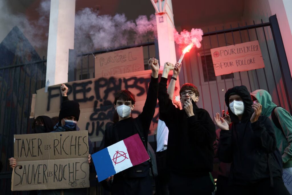 Γαλλία: Κλιμακώνεται η πίεση στον Μακρόν – Συνδικάτα σε απεργία κατά της λιτότητας