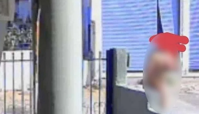 Σοκ στα Σπάτα: Άνδρας κυκλοφορεί γυμνός και ενοχλεί πολίτες – Τον αναζητούν οι Αρχές [βίντεο]