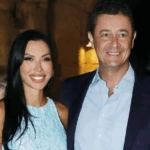 Ο Αντώνης Σρόιτερ μιλά για τα «βαμμένα» μαλλιά, την πατρότητα και την Ιωάννα Μπούκη – «Είμαι ο αυστηρά cool» [βίντεο]