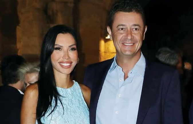 Ο Αντώνης Σρόιτερ μιλά για τα «βαμμένα» μαλλιά, την πατρότητα και την Ιωάννα Μπούκη – «Είμαι ο αυστηρά cool» [βίντεο]