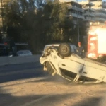 Ανατροπή οχήματος στην Ποσειδώνος – Στο νοσοκομείο ο οδηγός