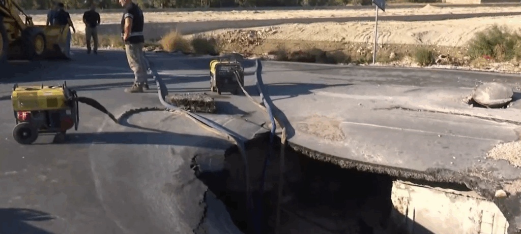 Καθίζηση στη Λεωφόρο Λαυρίου λόγω σπασμένου αγωγού της ΕΥΔΑΠ – Συνεχίζονται οι εργασίες