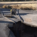 Καθίζηση στη Λεωφόρο Λαυρίου λόγω σπασμένου αγωγού της ΕΥΔΑΠ – Συνεχίζονται οι εργασίες