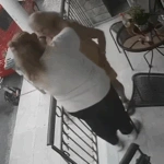 Συγκλονιστικό βίντεο στον Πειραιά: Ρομά αγκαλιάζει ηλικιωμένη και της κλέβει την αλυσίδα – Η ανάρτηση του γιου του θύματος [βίντεο]