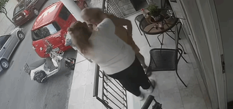 Συγκλονιστικό βίντεο στον Πειραιά: Ρομά αγκαλιάζει ηλικιωμένη και της κλέβει την αλυσίδα – Η ανάρτηση του γιου του θύματος [βίντεο]