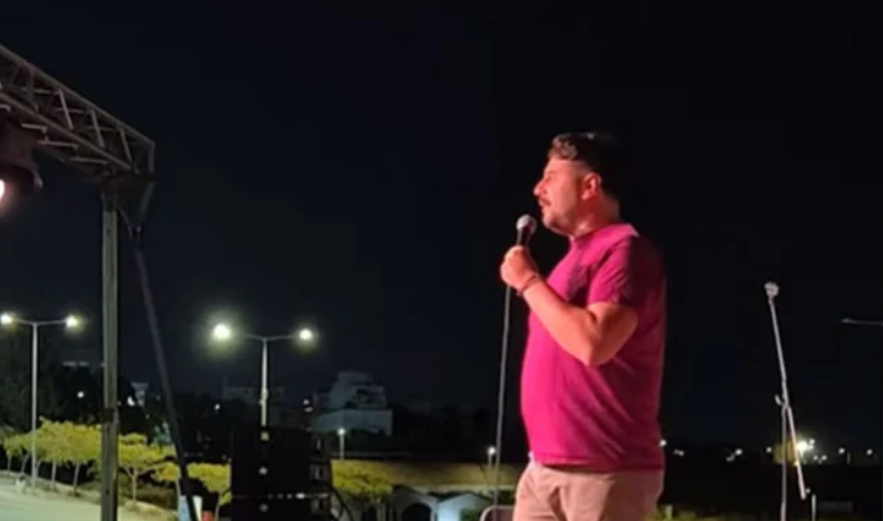Αντιδράσεις για τον κωμικό Πάρι Ρούπο: Απολύθηκε από την Pizza Fan μετά το σχόλιο για την ελληνική σημαία – Την συσχέτισε με «βοθρολύματα» [βίντεο]