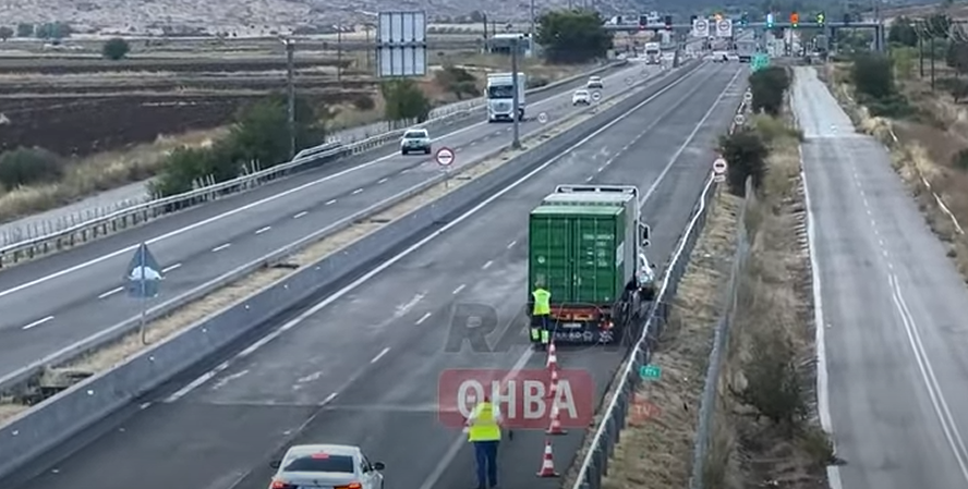 Τροχαίο στα διόδια Θήβας: Οικογένεια σώθηκε από σύγκρουση με φορτηγό [βίντεο]