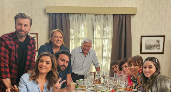 Το «Σόι σου» επέστρεψε… και το πρώτο τραπέζι των Χαμπέων έφερε τον απόλυτο χαμό!