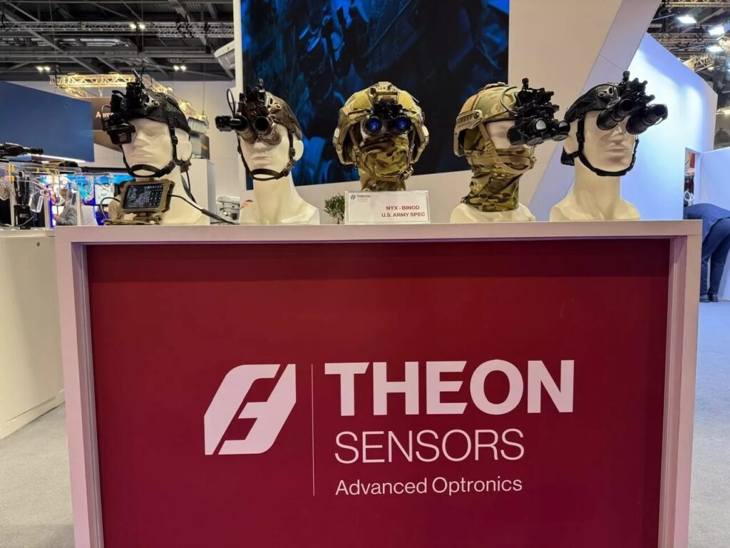 Η THEON λάνσαρε στην έκθεση DSEI London 2025 το NYX-BiNOD: Σύστημα νυχτερινής όρασης, με προδιαγραφέ