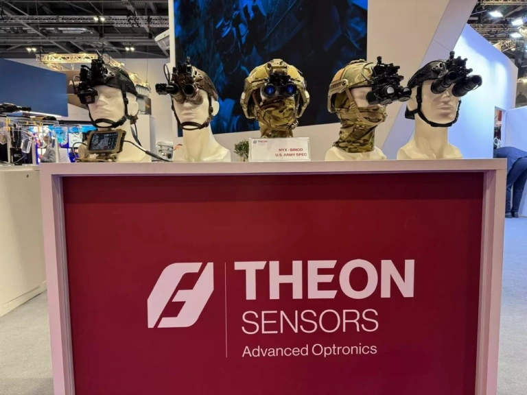 Η THEON λάνσαρε στην έκθεση DSEI London 2025 το NYX-BiNOD: Σύστημα νυχτερινής όρασης, με προδιαγραφές αμερικανικού στρατού, έτοιμο για παραγωγή