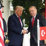 ΑΝΑΛΥΣΗ: Η συνάντηση Ερντογάν –Τράμπ στο Λευκό Οίκο, η Διάσκεψη για τη Γάζα και οι γνωστικές μεροληψίες στην ελληνική δημόσια σφαίρα