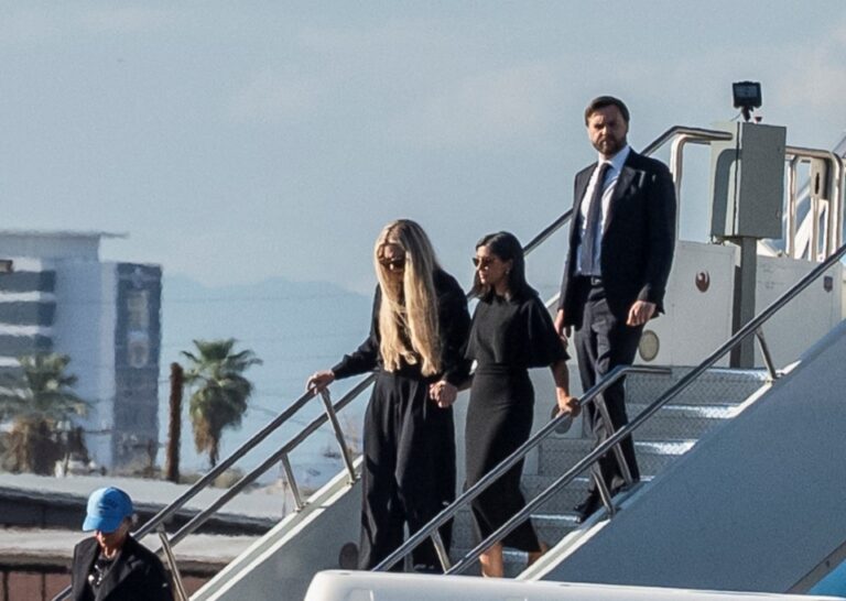 Συγκλονιστική στιγμή: Η χήρα του Τσάρλι Κερκ κρατά το χέρι της Ούσα Βανς στην τελευταία του πτήση με το Air Force Two