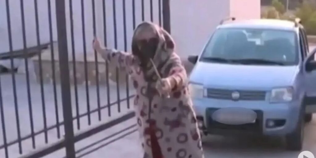 Βοιωτία: Σε αργία από τη θέση διευθύντριας στο ΚΕΠ η 62χρονη που κράτησε κρυφό το θάνατο της μητέρας