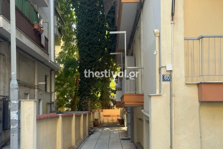 Αδελφοκτονία στη Θεσσαλονίκη: Η 59χρονη πάλεψε να σωθεί- Τι έδειξε η νεκροτομή