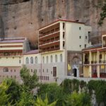 Καλάβρυτα: «Ξηλώθηκε» ο ηγούμενος και το ηγουμενοσυμβούλιο της Μονής Μεγάλου Σπηλαίου – Πώς αποκαλύφθηκε η μπίζνα με εικόνες και ευαγγέλιο