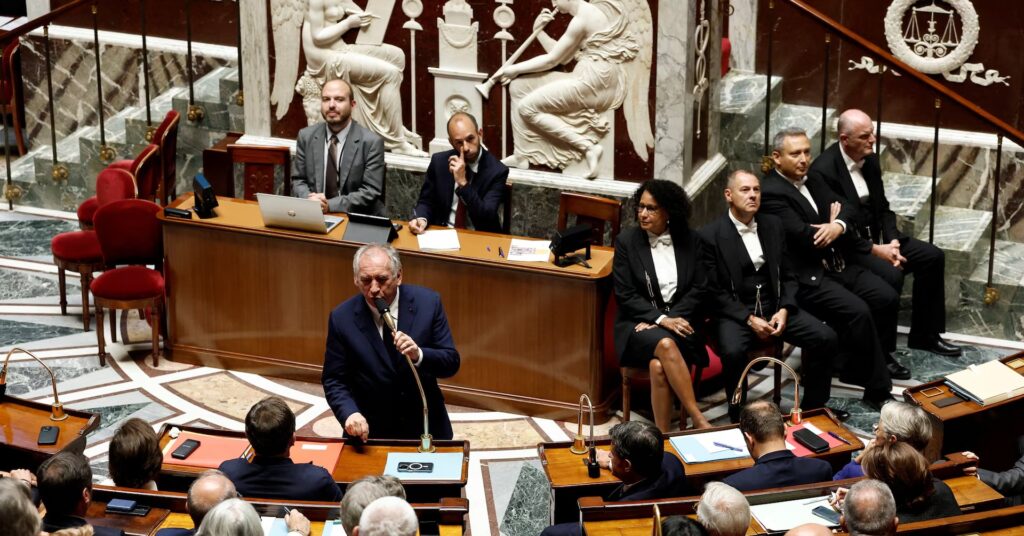 Η Γαλλία, επιρρεπής στις κρίσεις, βυθίζεται όλο και πιο βαθιά στο τέλμα του χρέους