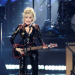 Ντόλι Πάρτον: Αναβάλλει τη μεγάλη επιστροφή της στο Λας Βέγκας λόγω προβλημάτων υγείας