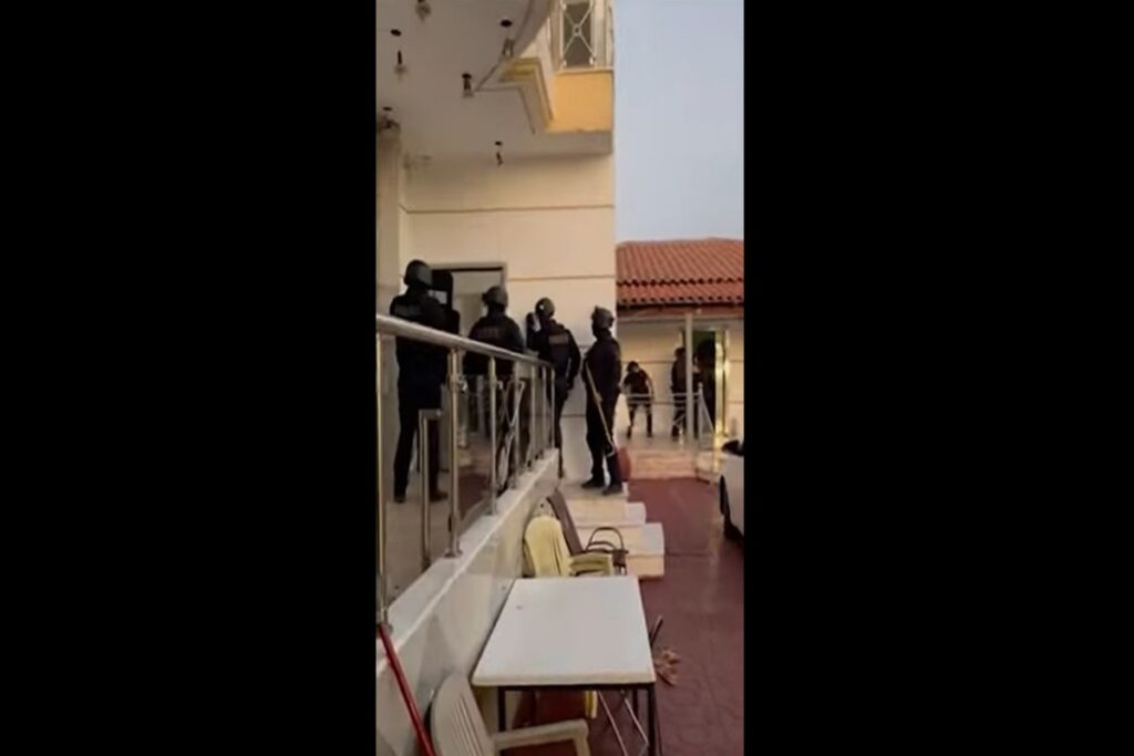 Ζεφύρι: Σε εξέλιξη αστυνομική επιχείρηση σε οικισμό – 8 συλλήψεις [Βίντεο]