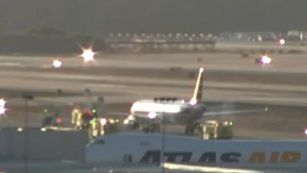 Πανικός στον αέρα: Πτήση της American Airlines γύρισε πίσω εσπευσμένα – Καμπίνα γέμισε «αναθυμιάσεις» – 7 επιβάτες στο νοσοκομείο
