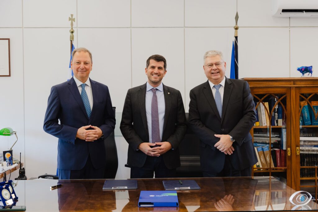 HELLENiQ ENERGY: Δωρεά 3 Πυροσβεστικών Οχημάτων στον Σύνδεσμο Δήμων για την Προστασία και Ανάπλαση τ