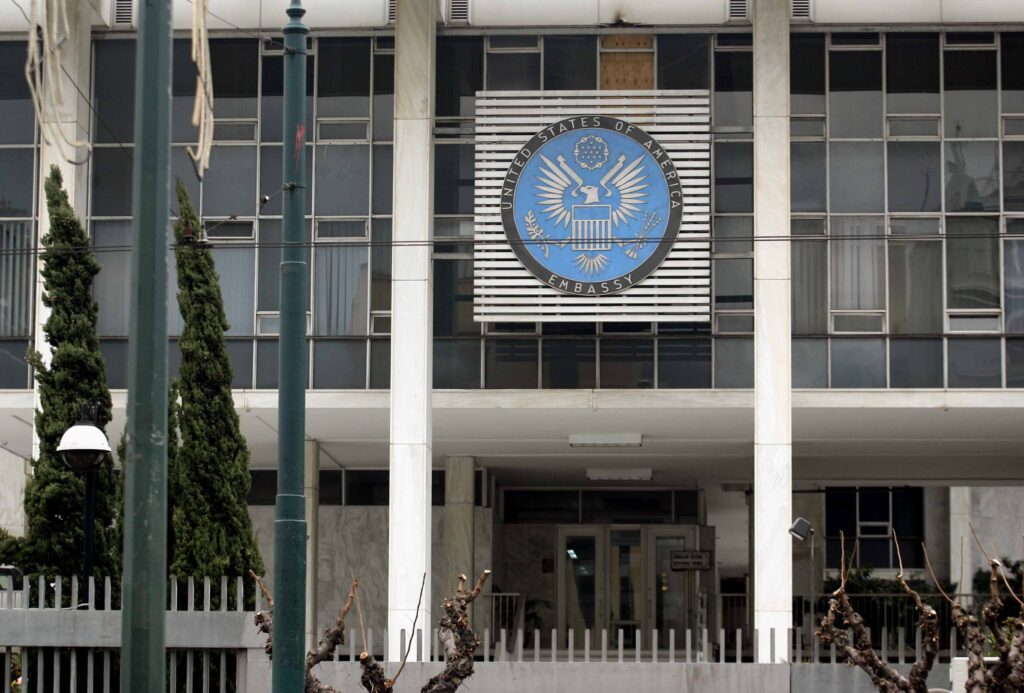 Αντίκτυπος στην Αθήνα από το shutdown των ΗΠΑ: «Σιγή» στα social της Πρεσβείας – Ολόκληρη η αν