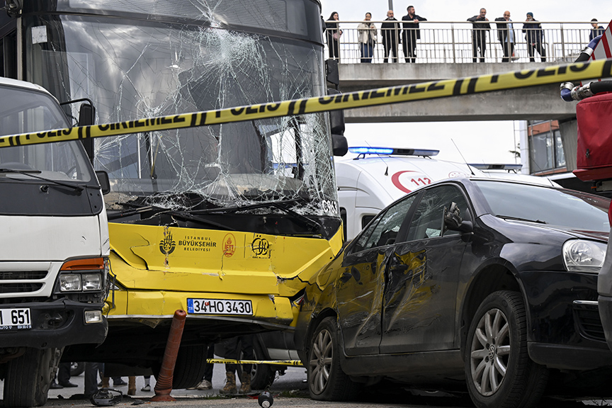 Χάος στην Κωνσταντινούπολη: Οδηγός λεωφορείου πάτησε γκάζι μετά από καβγά με μοτοσυκλετιστή και σκόρπισε τον τρόμο – Μία γυναίκα νεκρή (βίντεο)