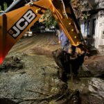 Σφοδρή καταιγίδα στην Άνδρο – Πλημμύρες και λάσπη στους δρόμους μετά από υπερχείλιση ποταμιού