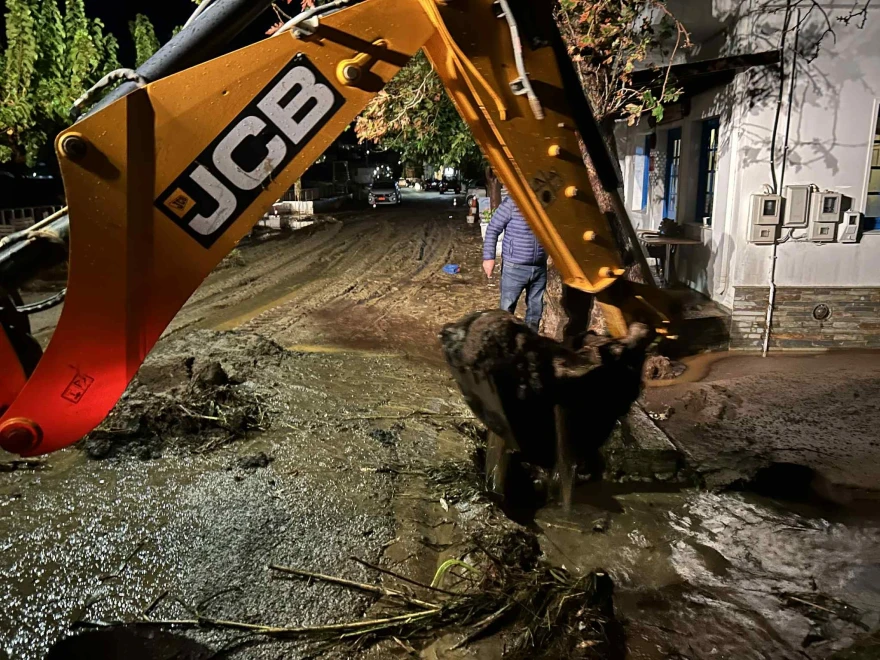 Σφοδρή καταιγίδα στην Άνδρο – Πλημμύρες και λάσπη στους δρόμους μετά από υπερχείλιση ποταμιού