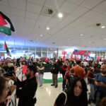 Στην Αθήνα η Γκρέτα Τούνμπεργκ: Προσγειώθηκε το αεροπλάνο με τους 27 Έλληνες του στολίσκου για τη Γάζα (εικόνες)