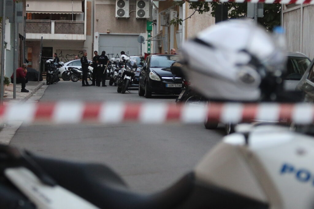 Θρίλερ στον Αγιο Παντελεήμονα: Ενας νεκρός και ένας τραυματίας μέσα σε διαμέρισμα