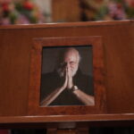 Σε λαϊκό προσκύνημα η σορός του Διονύση Σαββόπουλου – Στη 13:00 η κηδεία – Πλήθος κόσμου σπεύδει να αποχαιρετήσει τον σπουδαίο καλλιτέχνη