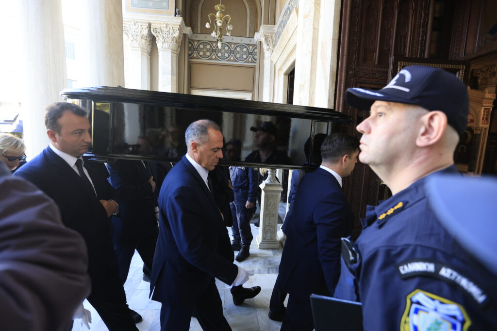Ολοκληρώθηκε το λαϊκό προσκύνημα του Διονύση Σαββόπουλου – Στις 13:00 η κηδεία του σπουδαίου κ