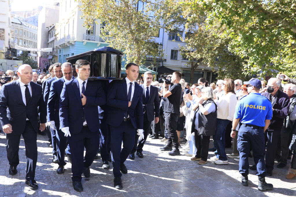 Live: Ο τελευταίος αποχαιρετισμός στον Διονύση Σαββόπουλο [εικόνες & βίντεο]