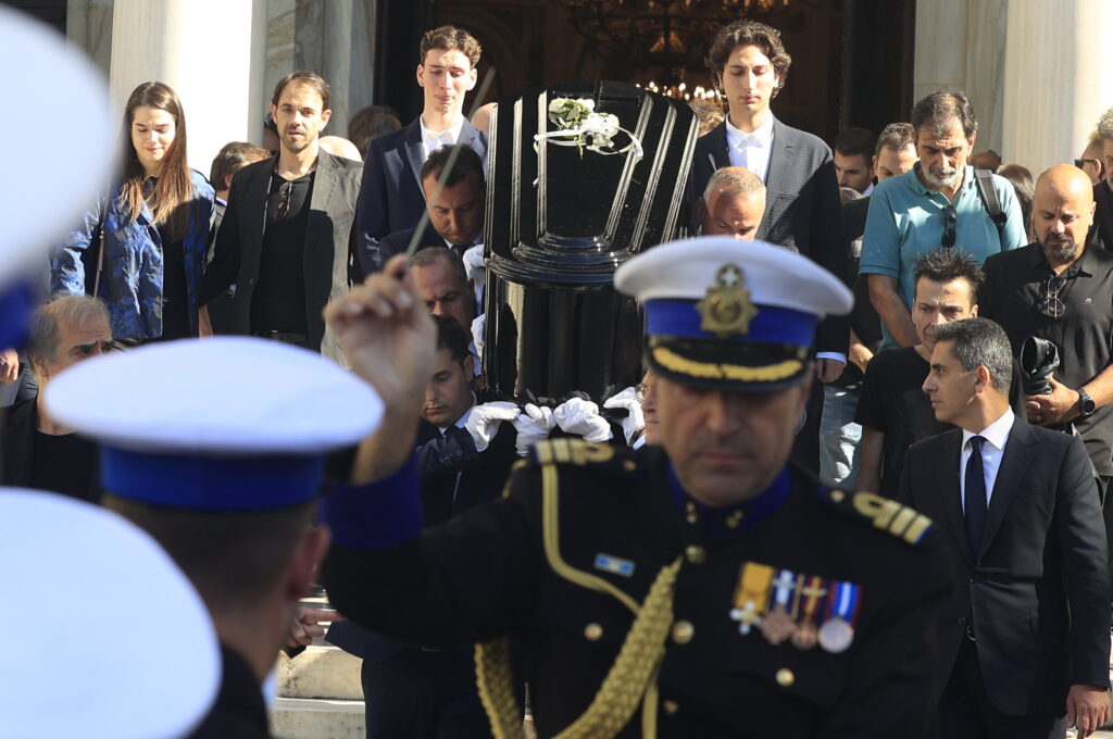 Live: Τελευταίο «αντίο» στον Διονύση Σαββόπουλο – Η μπάντα παίζει τα αγαπημένα του τραγούδια στη Μητ