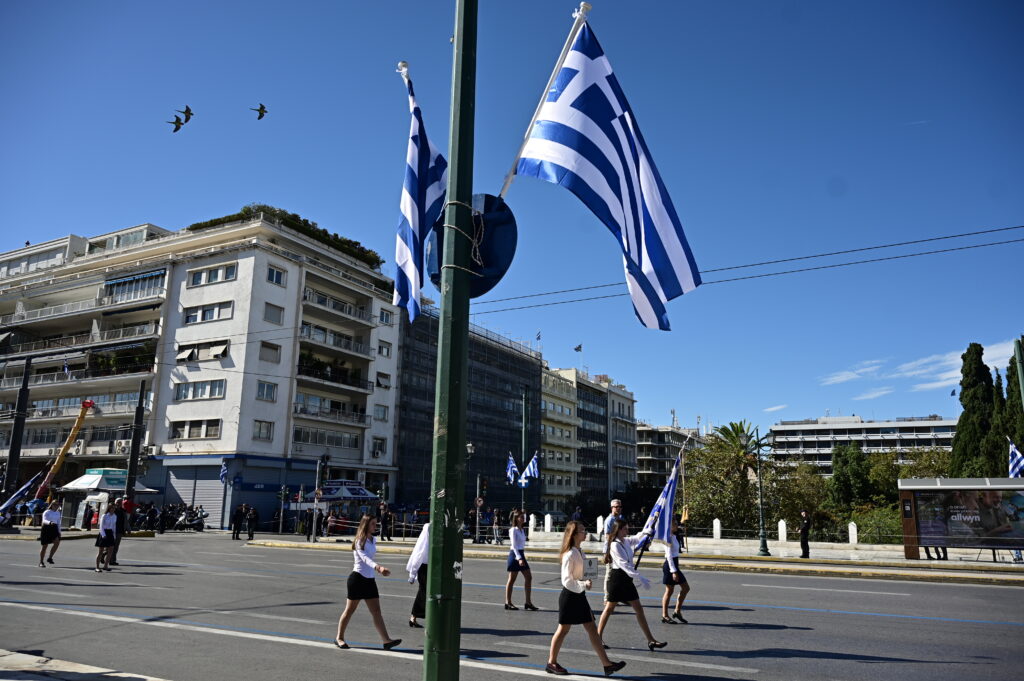Δίδυμες αδερφές ξεχώρισαν στην παρέλαση της 28ης Οκτωβρίου: Η μία σημαιοφόρος, η άλλη παραστάτρια με