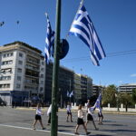 Δίδυμες αδερφές ξεχώρισαν στην παρέλαση της 28ης Οκτωβρίου: Η μία σημαιοφόρος, η άλλη παραστάτρια με πατερίτσες